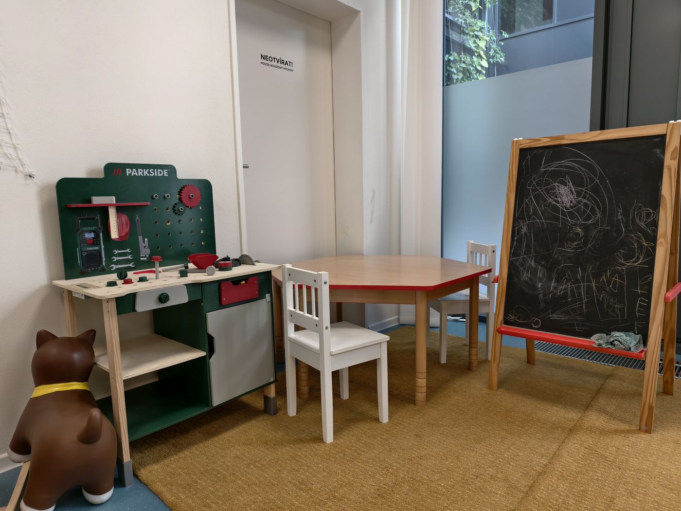 Kreativní koutek s tabulí a stolky