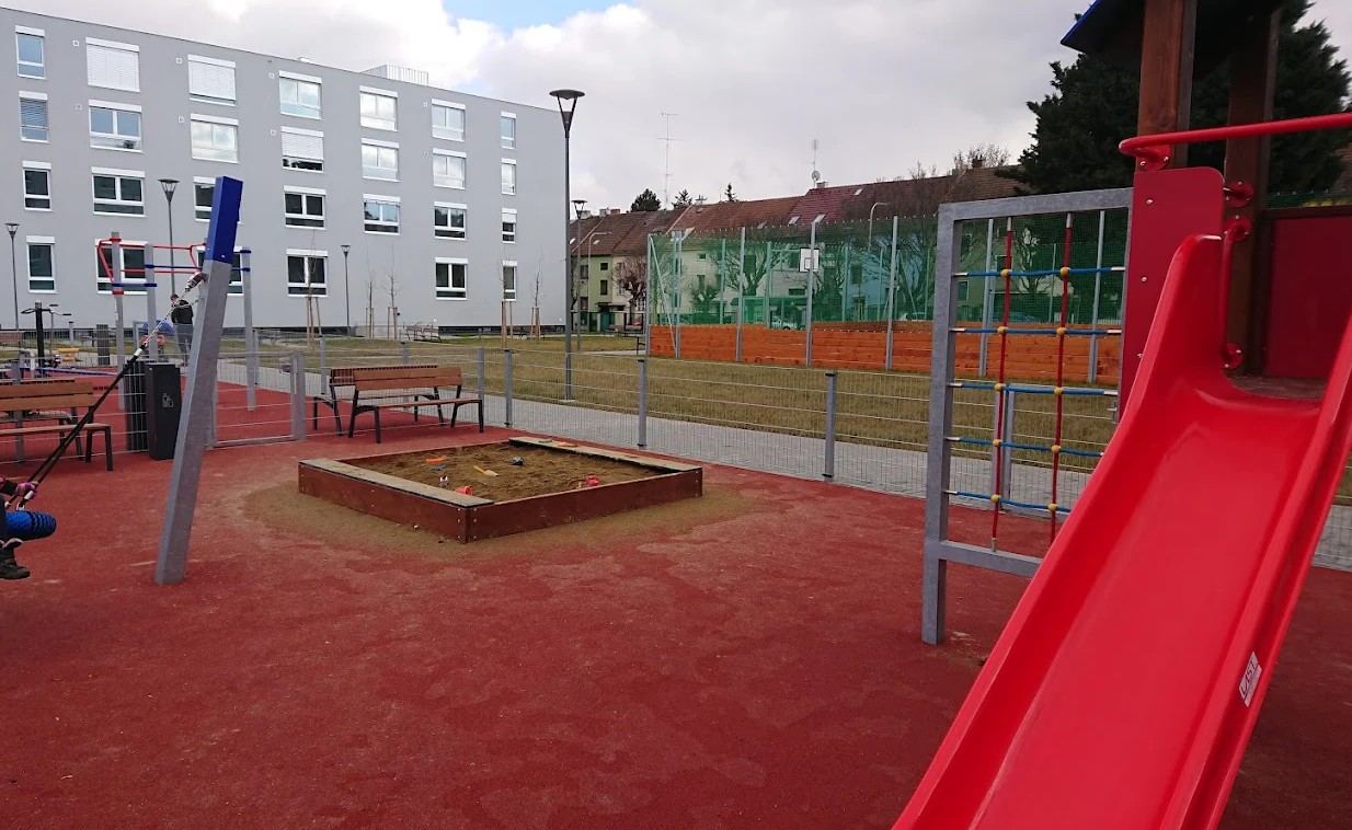 Oplocené dětské hřiště se skluzavkou a pískovištěm