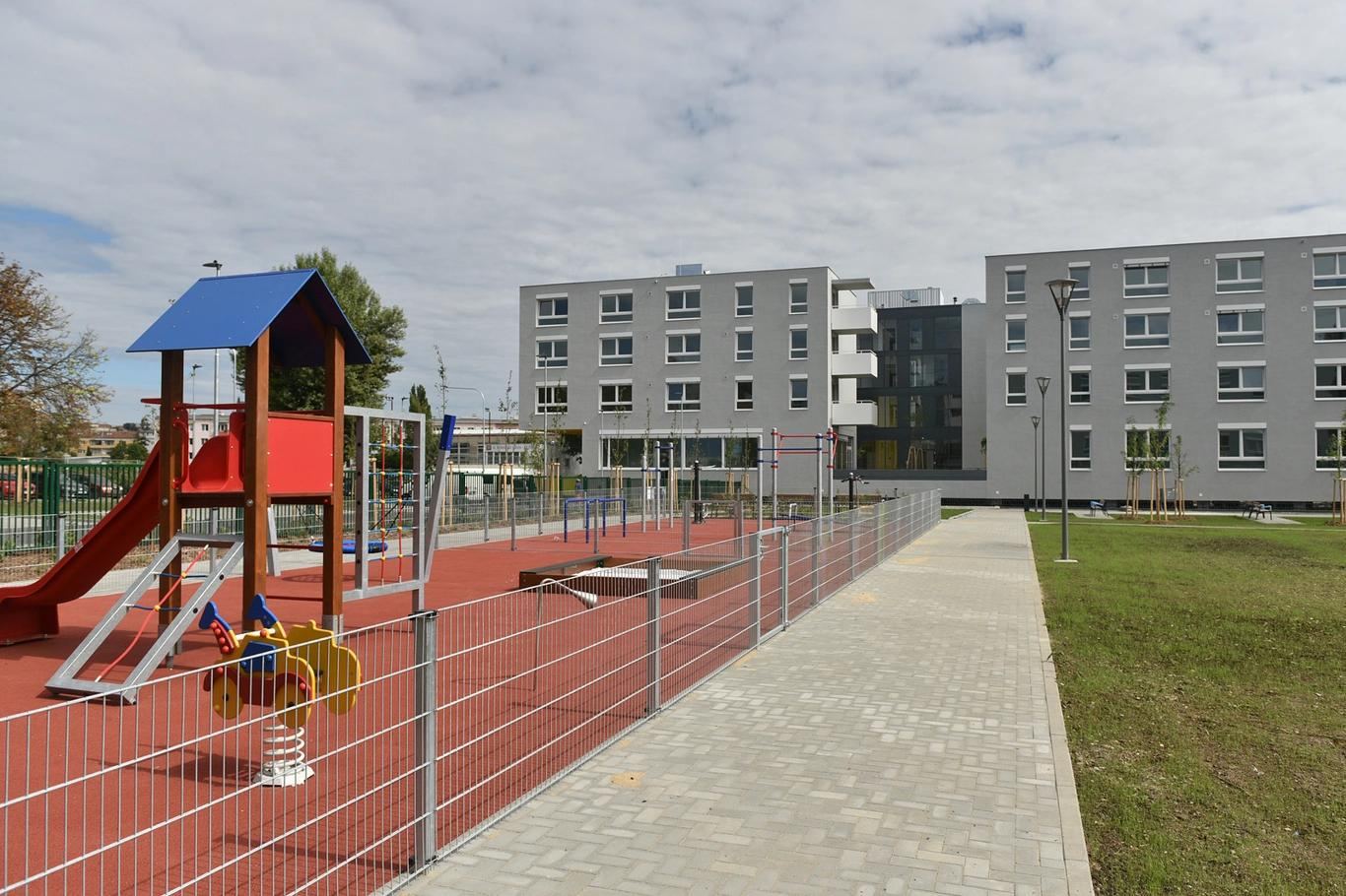 Dětské hřiště se skluzavkou
